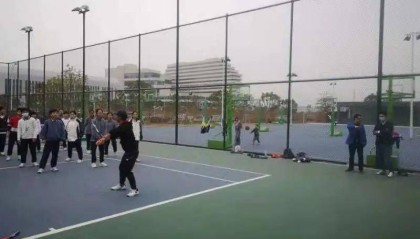  网球进校园活动启动，专业教练指导少年基础训练  