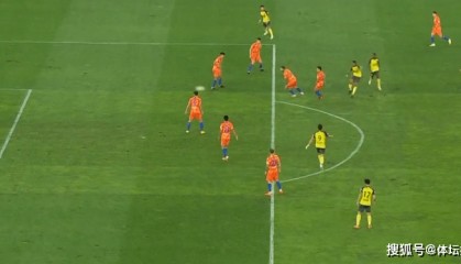  中场核心远射世界波，助球队登顶榜首