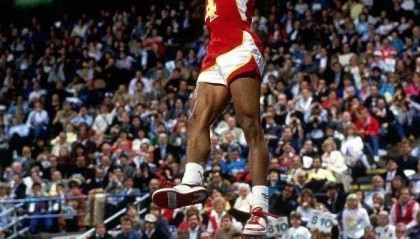  扣篮大赛创意无限，飞行大队竞逐天际