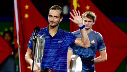  梅德韦杰夫硬地称王，上海劳力士大师赛折桂