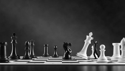  国际邀请赛硝烟四起，中外顶尖选手激烈交锋  