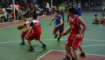  篮球公益行动开展，山区孩子收获梦想球鞋