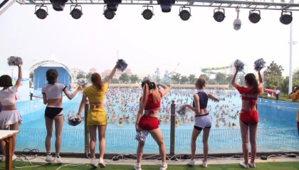  夜间灯光球场投入使用，上班族下班后挥拍健身