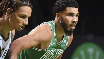  塔图姆末节爆发绿军加时险胜雄鹿