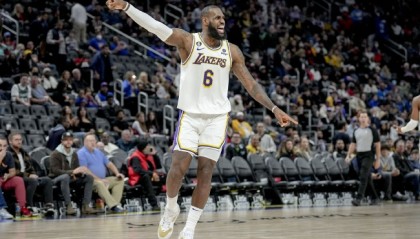  贾巴尔发球上网战术奏效轻取胜利果实