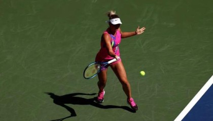  阿利亚西姆网前截击精妙，直落两盘横扫过关