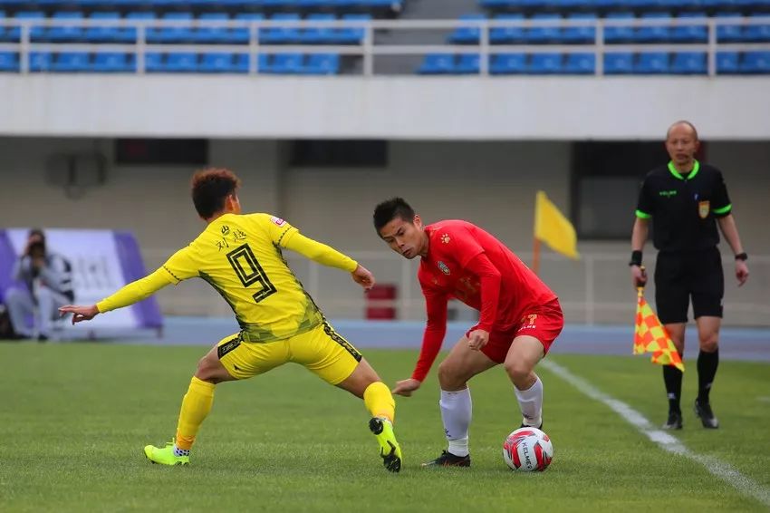  球迷助威声震天，主场氛围助力球队