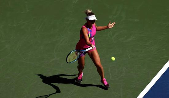  阿利亚西姆网前截击精妙，直落两盘横扫过关