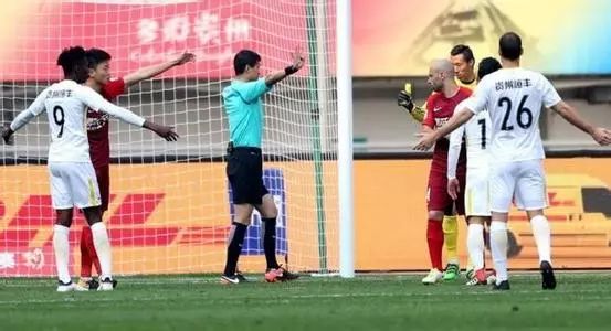  电竞裁判严格执裁，公平竞赛获赞誉