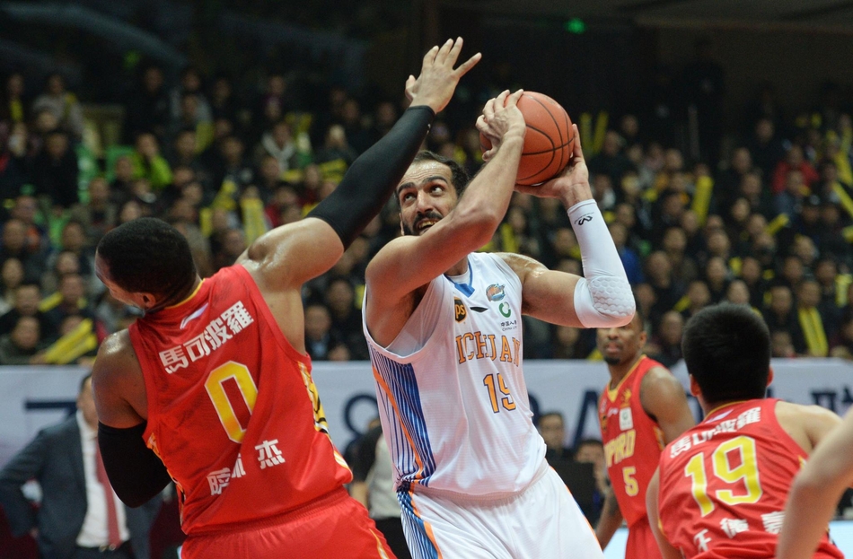  广东宏远快攻如潮大胜四川金强男篮