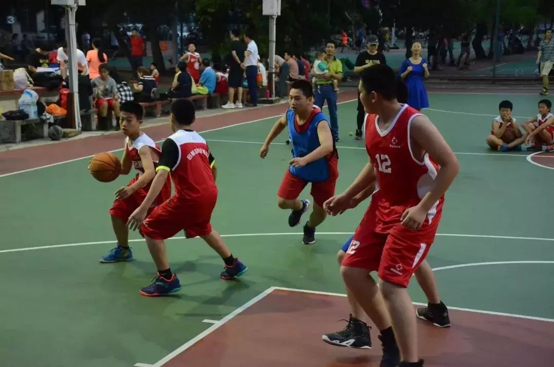  篮球公益行动开展，山区孩子收获梦想球鞋