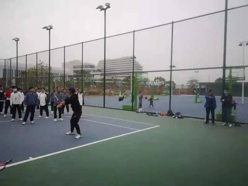  网球进校园活动启动，专业教练指导少年基础训练  