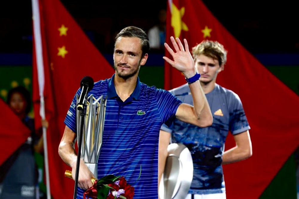  梅德韦杰夫硬地称王，上海劳力士大师赛折桂