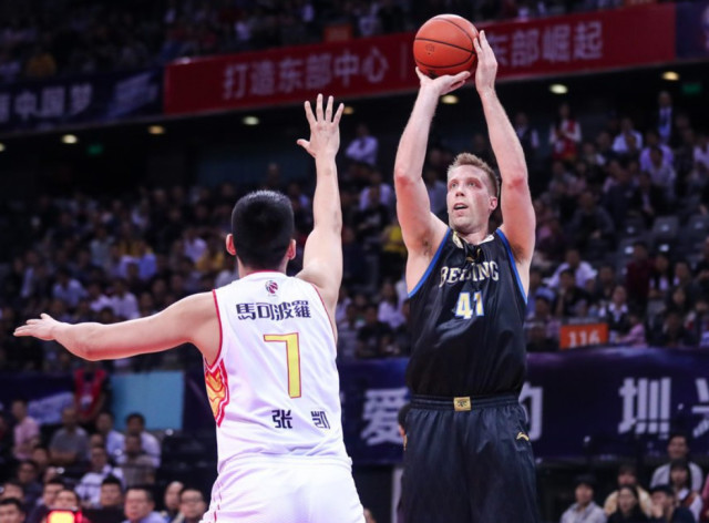  外援双塔统治内线，客队篮板优势显威力