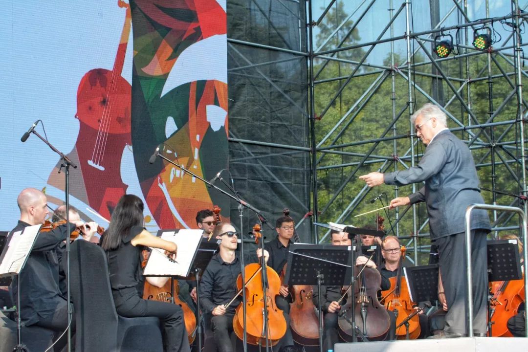  网前截击再现经典，复古打法惊艳观众